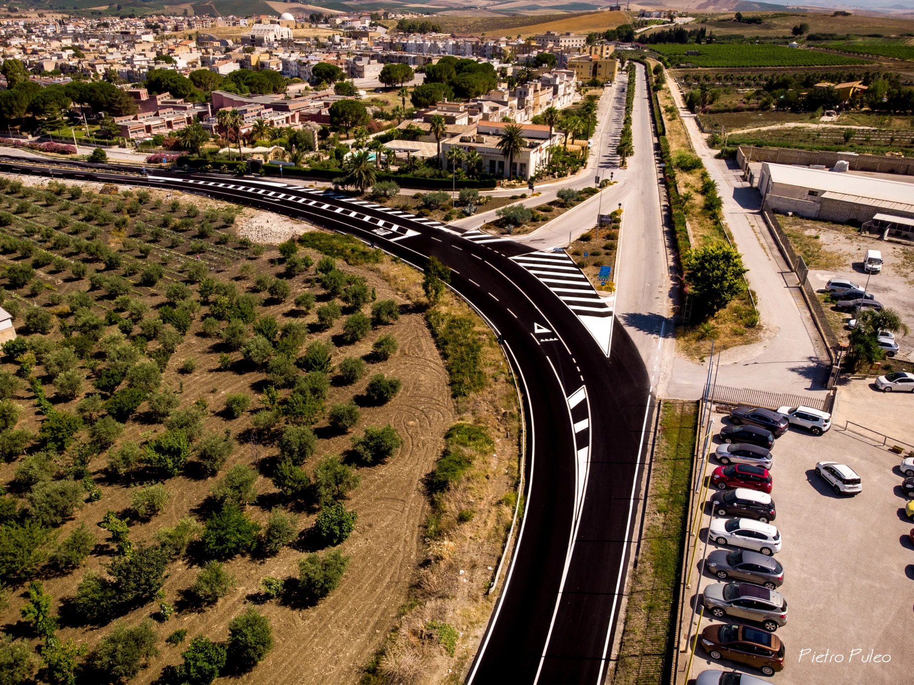 Segnaletica orizzontale in curva con guardrail laterale