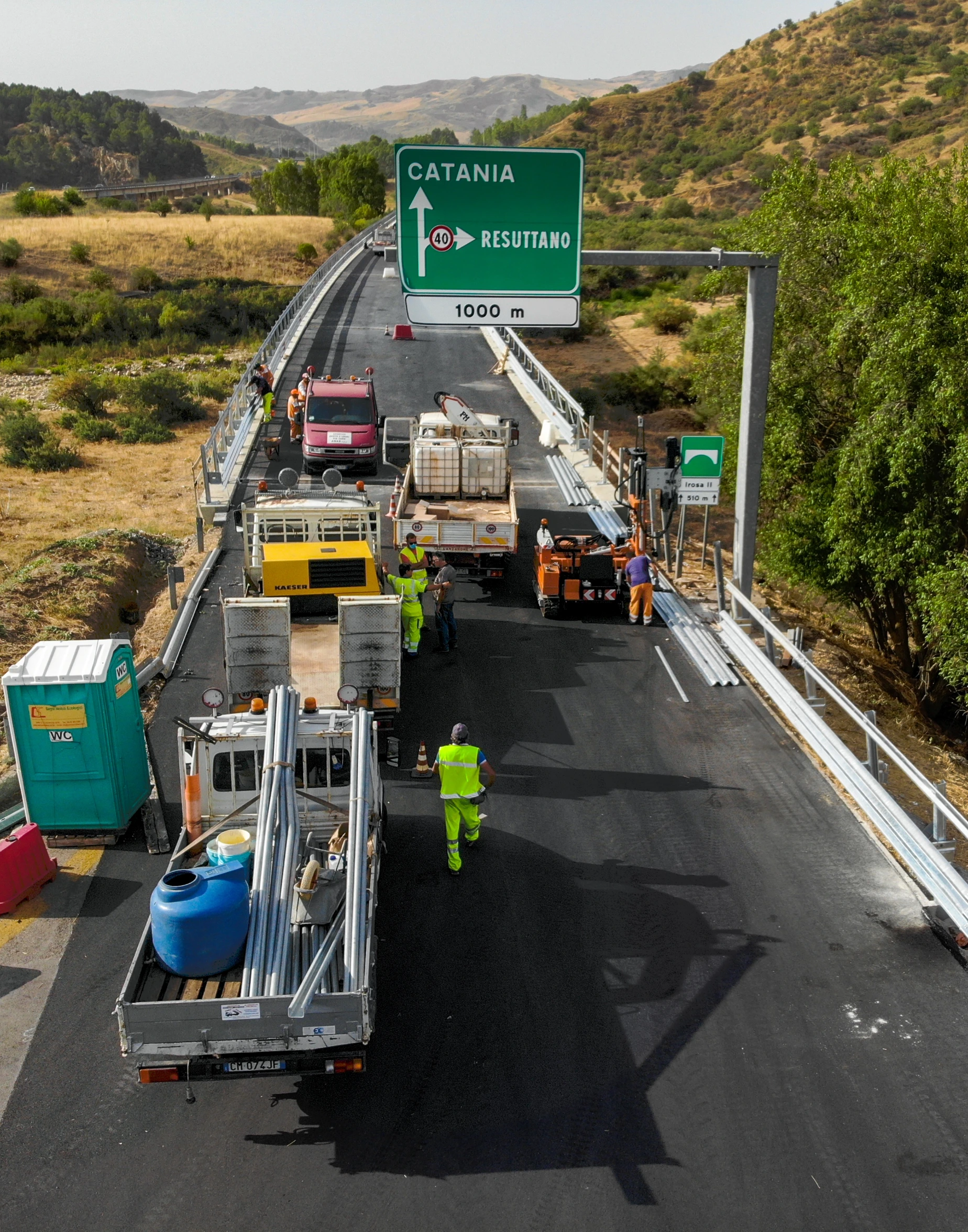 Cantiere installazione barriere bordo ponte su viadotto