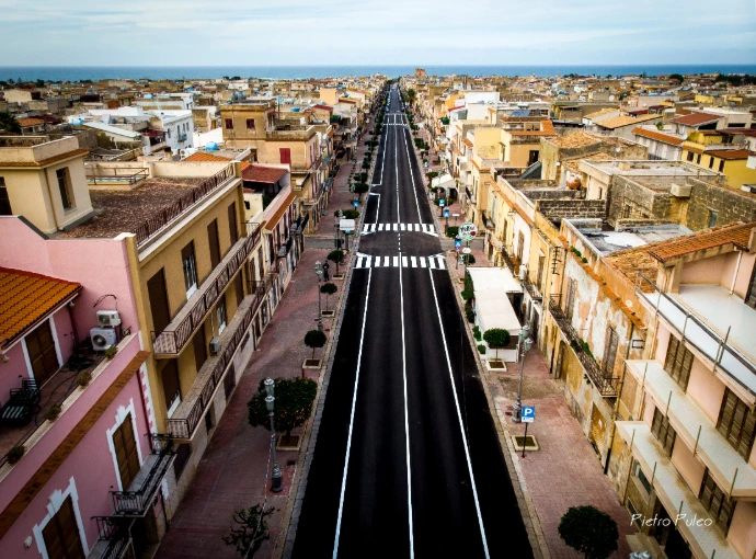 Tracciatura segnaletica orizzontale su strada urbana