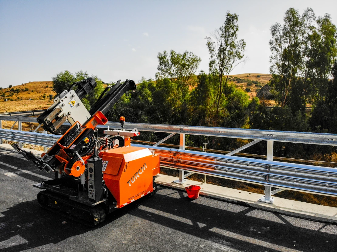 Battipalo per installazione guardrail su viadotto autostradale