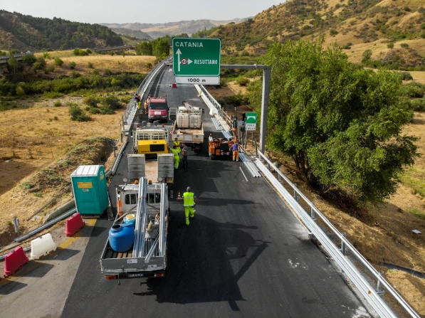 Cantiere installazione barriere bordo ponte su viadotto